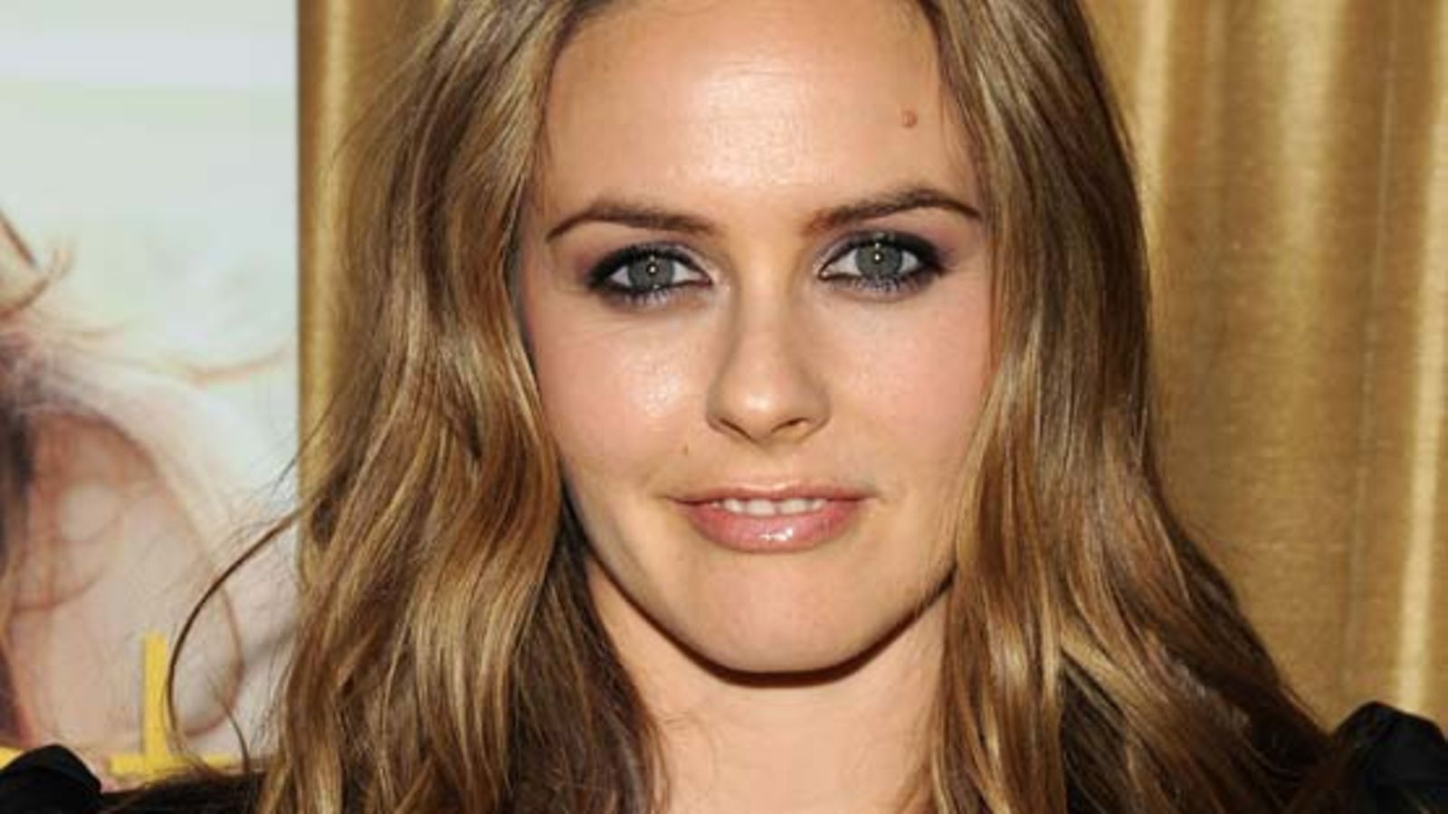 Alicia Silverstone on onnellinen äiti.