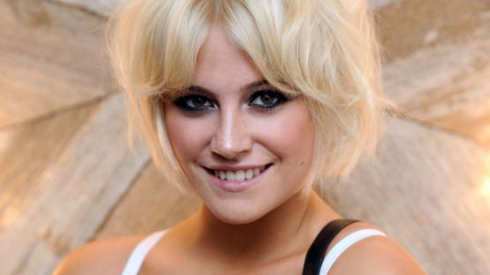 Pixie Lott solmi mallisopimuksen.