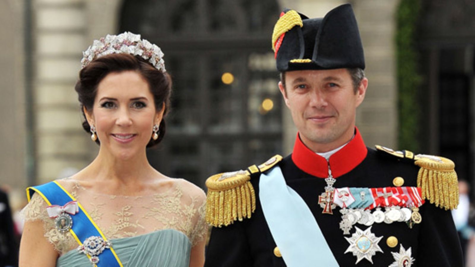 Kesäkuu 2010: Tanskan prinsessa Mary ja puolisonsa Tanskan kruununperijä, prinssi Frederikin kanssa prinsessa Victorian häissä.