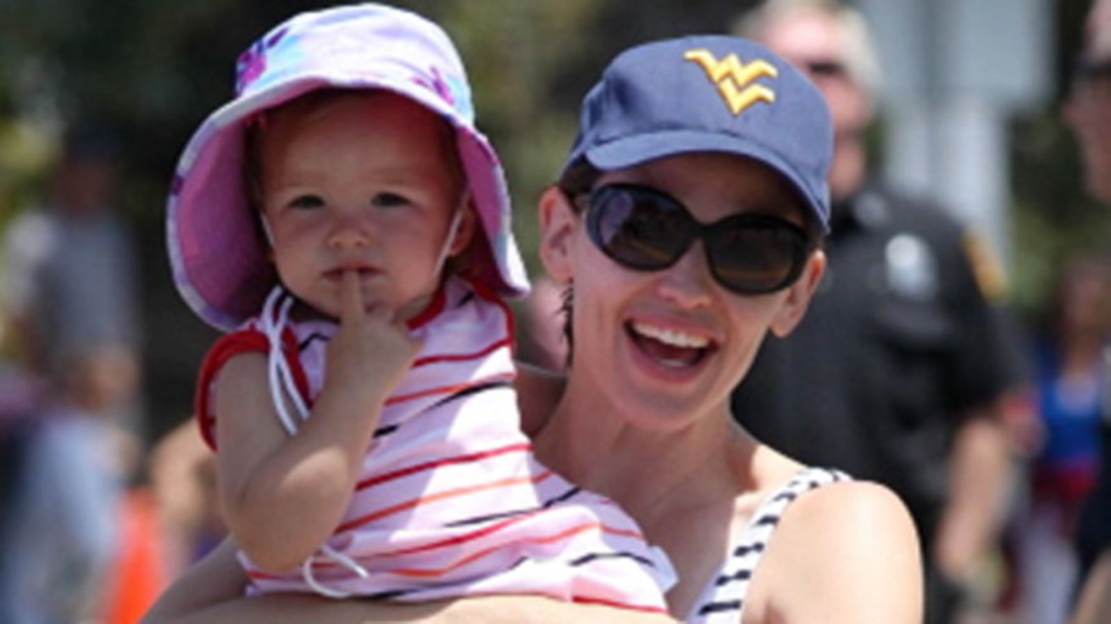 Jennifer Garner lastensa kanssa. Kuva: Barcroft Media/MVphotos