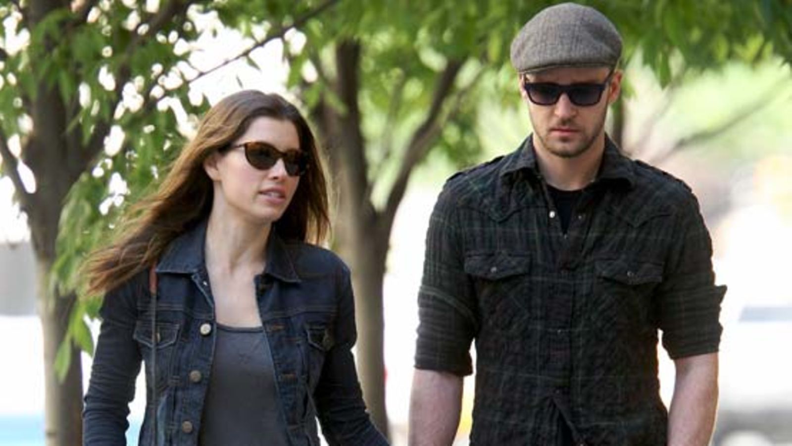 Jessica Biel ja Justin Timberlake kävelyllä.