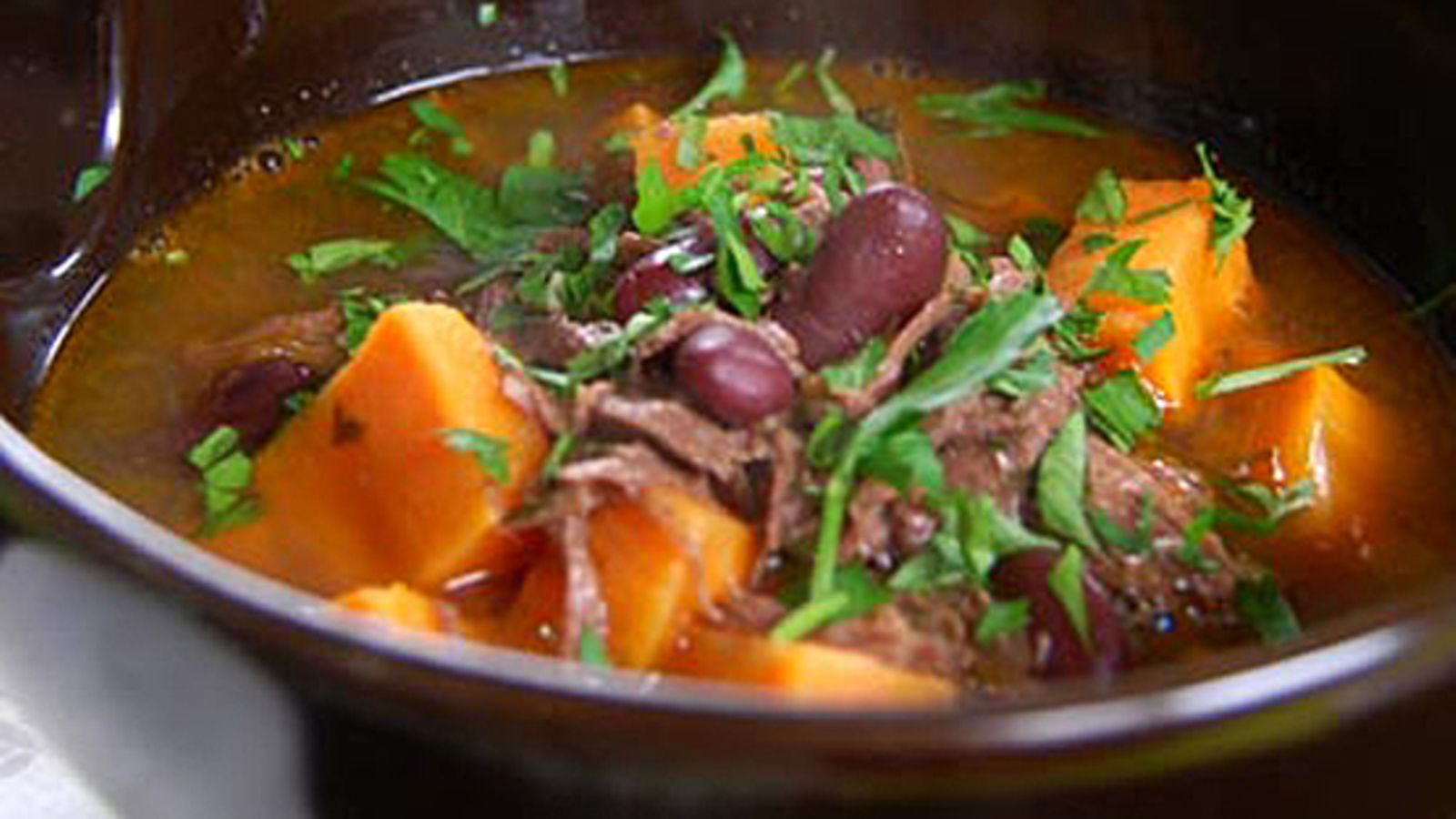 Bataatti-lihakeitto.
