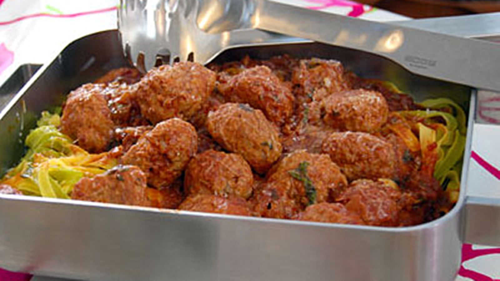 Lihapullia ja spagettia.