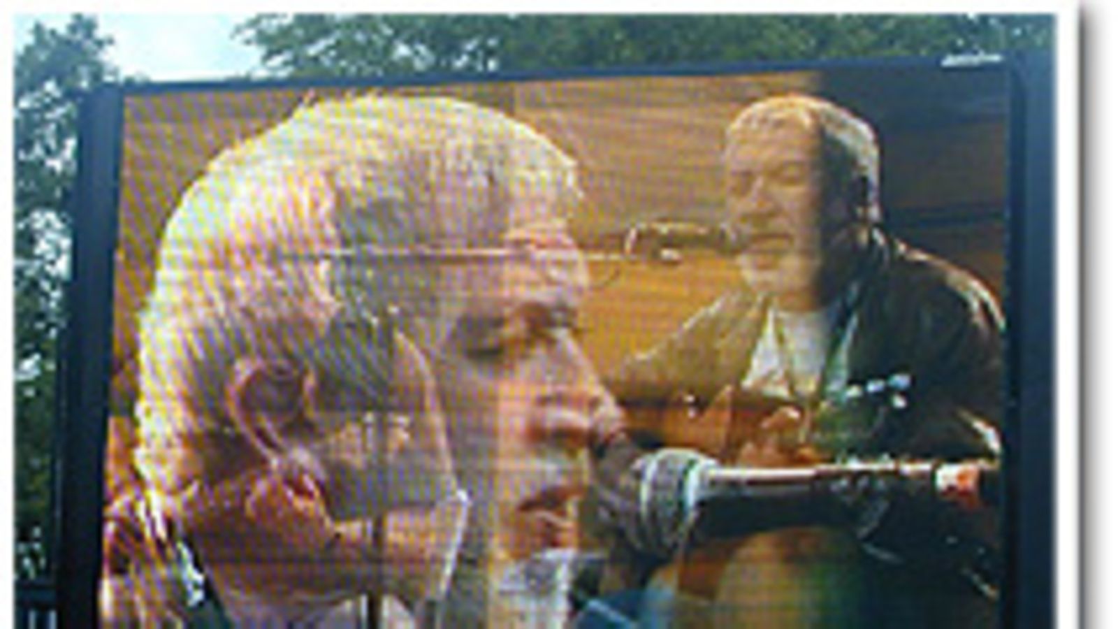 Festari-screeniltä esiintyjän näkee kauempaakin. Gordon Haskell Porissa 2002.