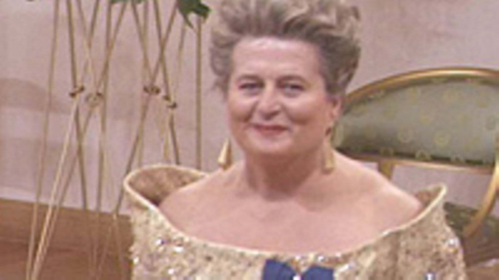 Riitta Uosukainen pukeutui kultaan ja kimallukseen.