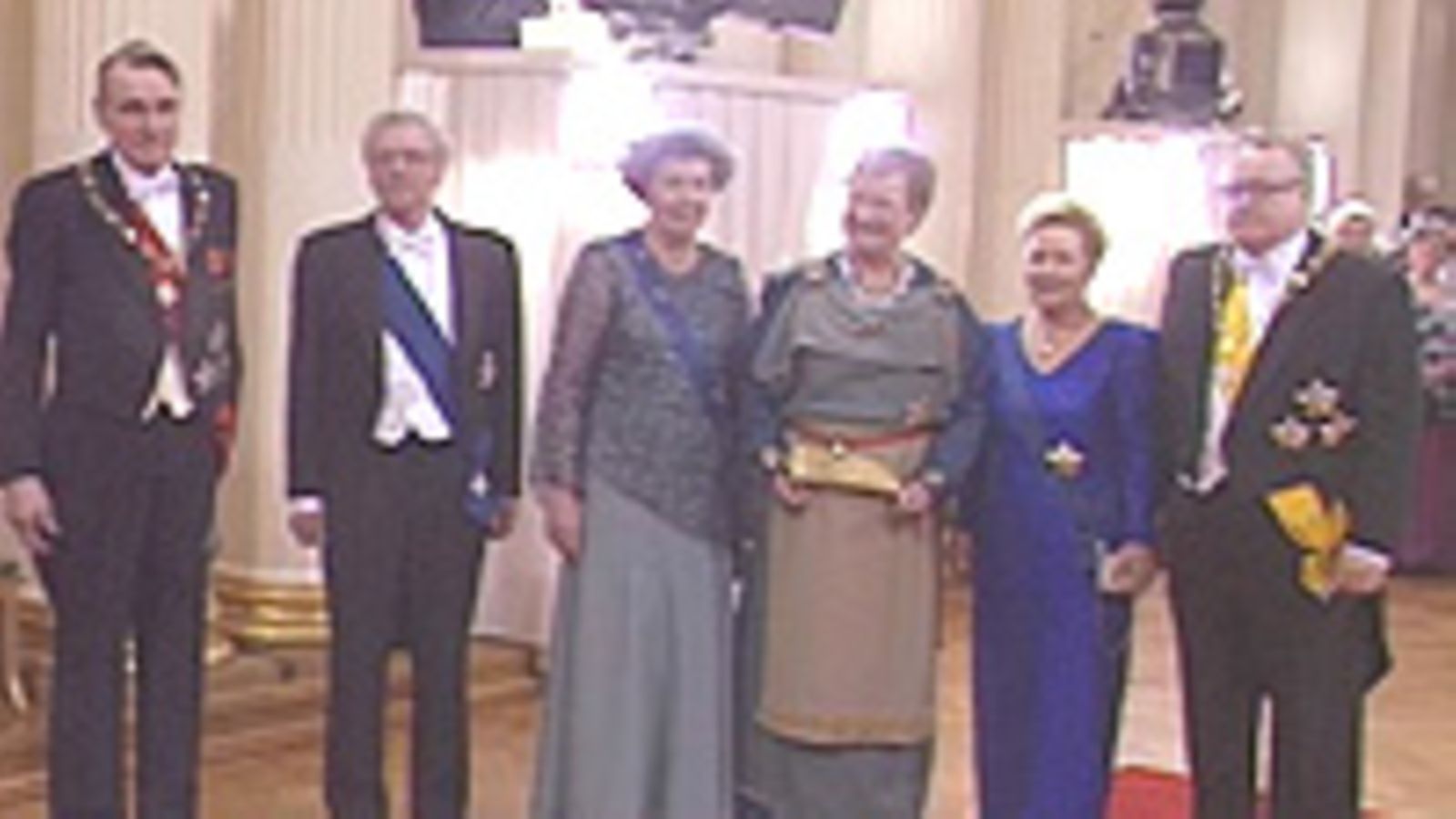 Historiallinen kuva kolmesta presidentistä ja heidän puolisoistaan.