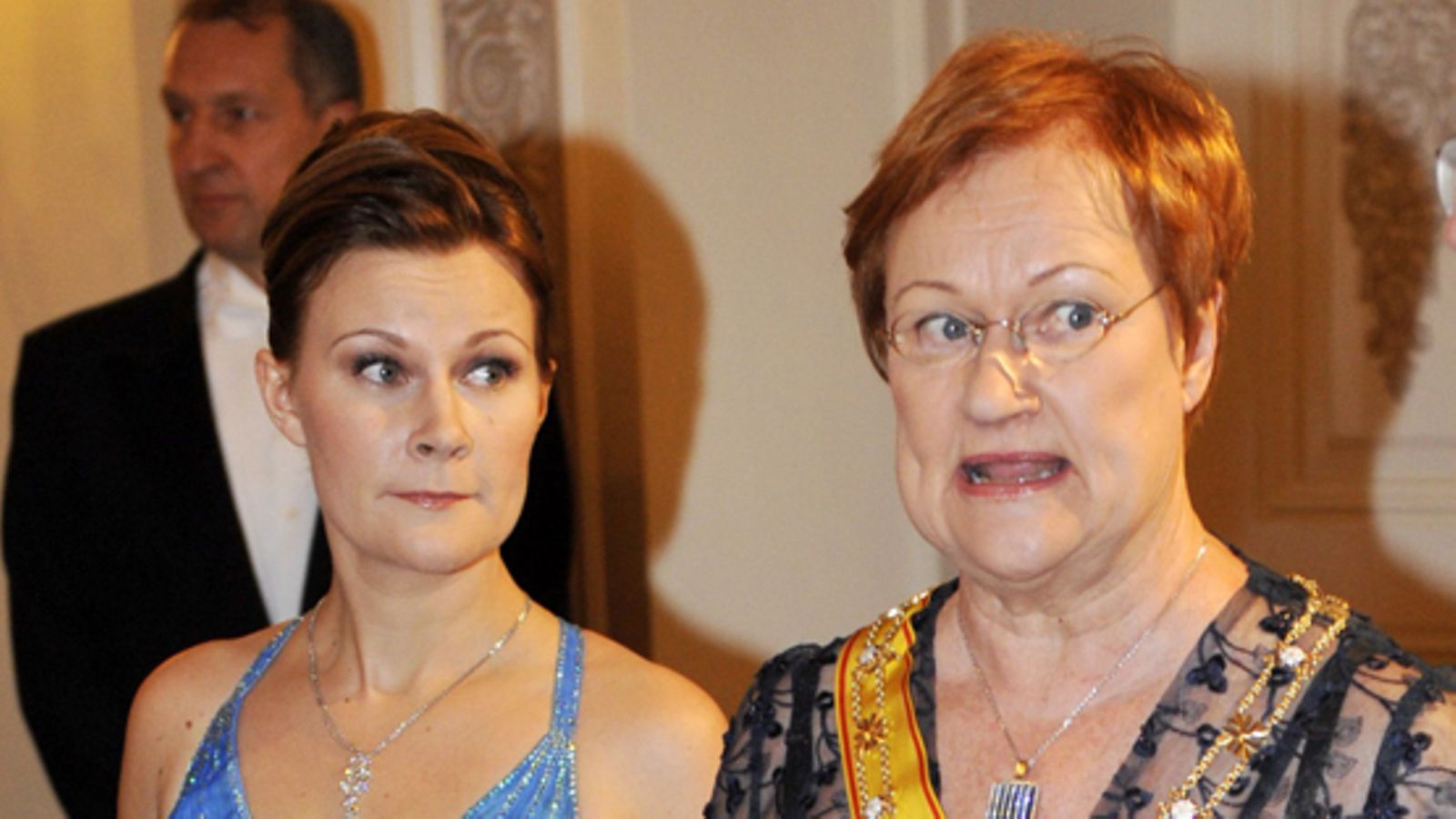 Anna Halonen ja Tarja Halonen juhlivat itsenäisyyttä kierrätyspuvuissa.