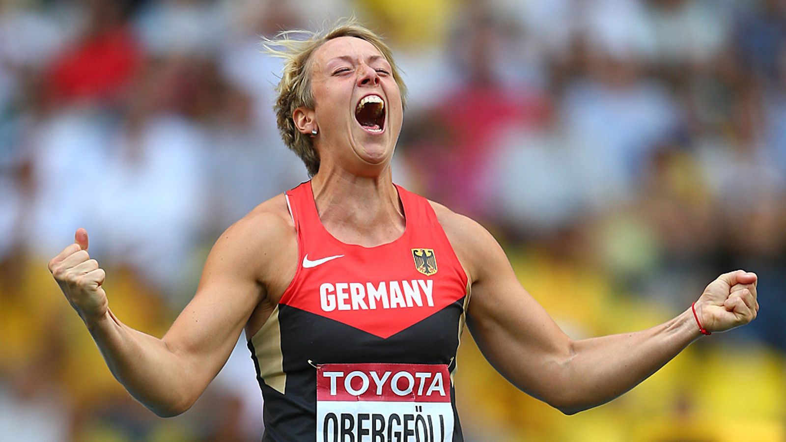 Christina Obergföll tuulettaa MM-kultaa.
