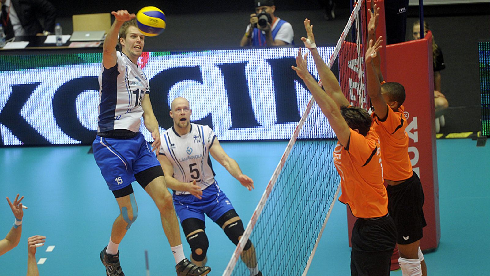 Suomen Matti Oivanen (vas.) ja Antti Siltala sekä Hollannin Thomas Koelewijn ja Nimir Abdel-Aziz lentopallon EM-kisojen ottelussa Suomi vs Hollanti