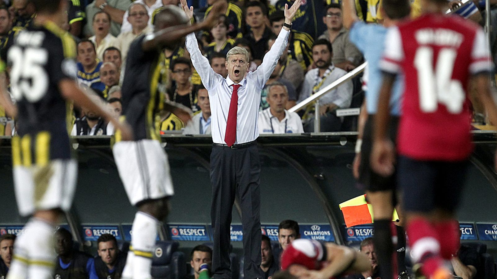 Arsene Wenger tulistuu Laurent Koscielnyn loukkaannuttua.