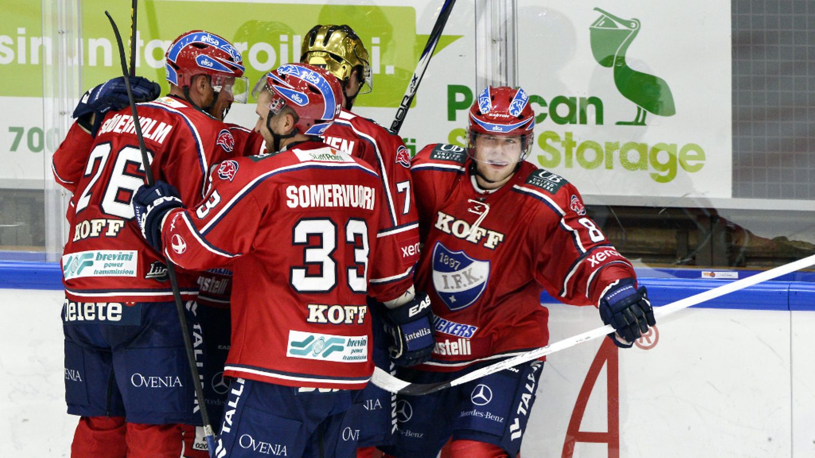 HIFK juhlii Iiro Pakarisen teki joukkueensa 5-4 voittomaalia jääkiekkkoliigan ottelussa HIFK-Blues Helsingissä keskiviikkona 2. lokakuuta 2013. Pakarisen ympärillä Toni Söderholm (vas), Eero Somervuori (33), kultakypärä Juuso Puustinen sekä Tony Salmelainen (8).