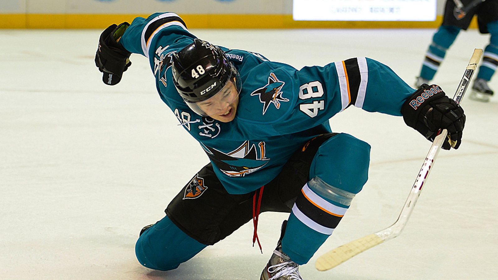 Toma Hertl tuulettaa