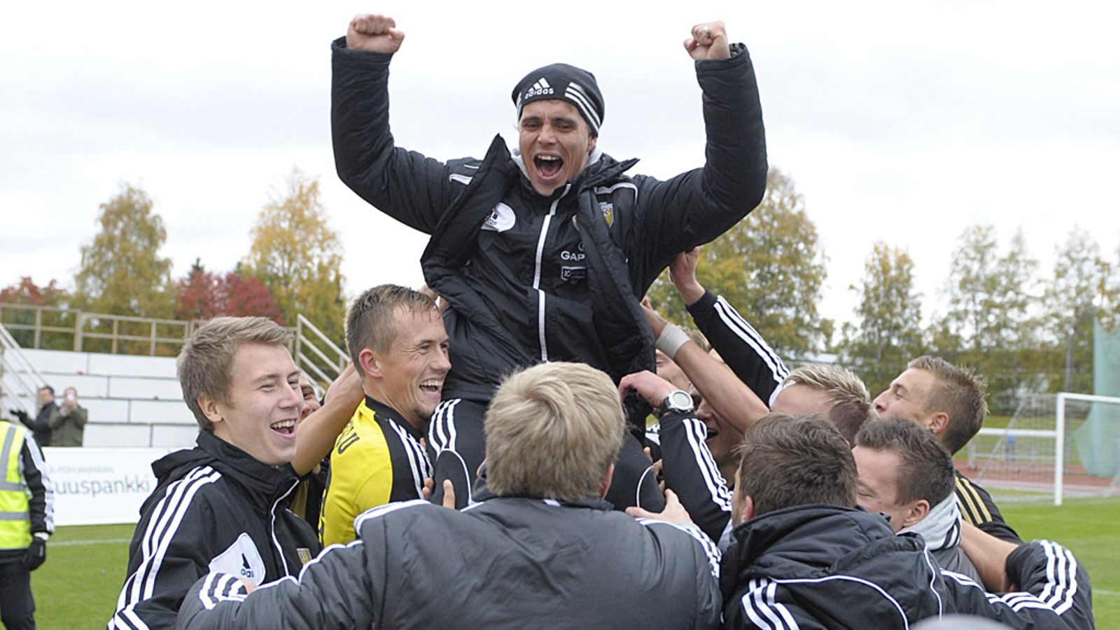 SJK juhlii. Kunniatuolissa valmentaja Simo Valakari.