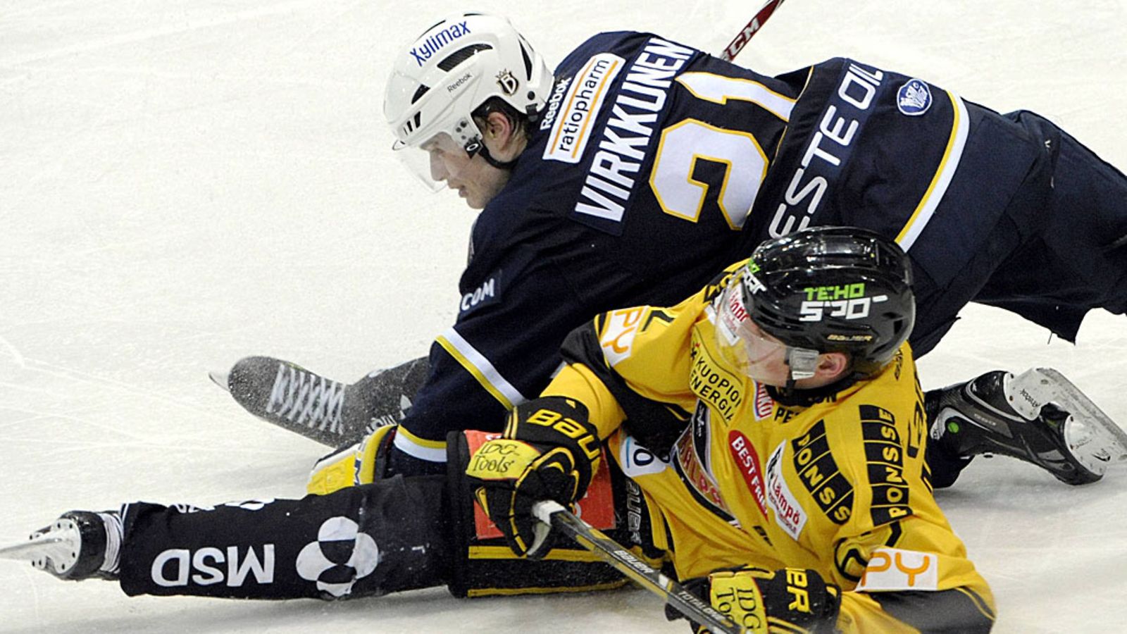 Valtteri Virkkunen on jyrännyt jäähän Artturi Lehkonen.