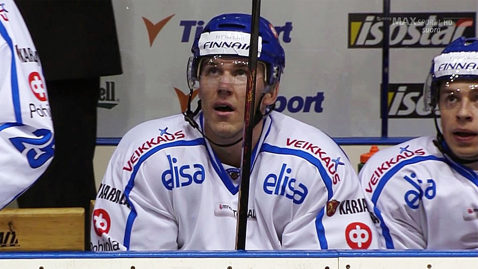 Jori Lehterä ja Sakari Salminen Leijonien vaihtopenkillä.