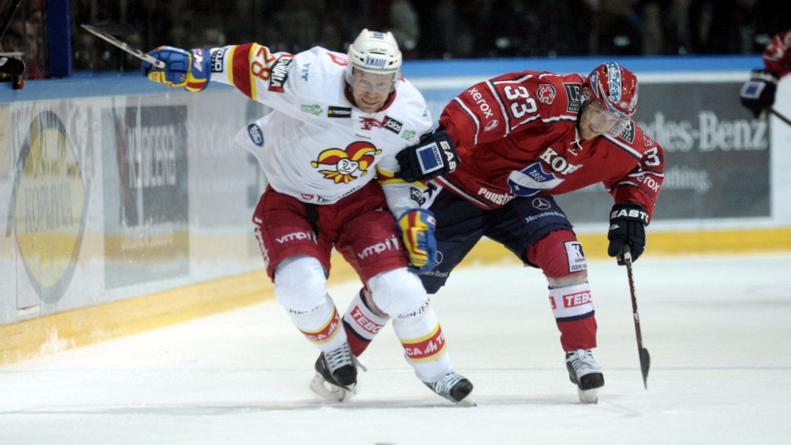 Jokereiden Jani Rita ja HIFK:n Eero Somervuori (oik.) luistelevat kiekon perään jääkiekon SM-liigan ottelussa HIFK vs Jokerit 23. helmikuuta 2013 Helsingissä.