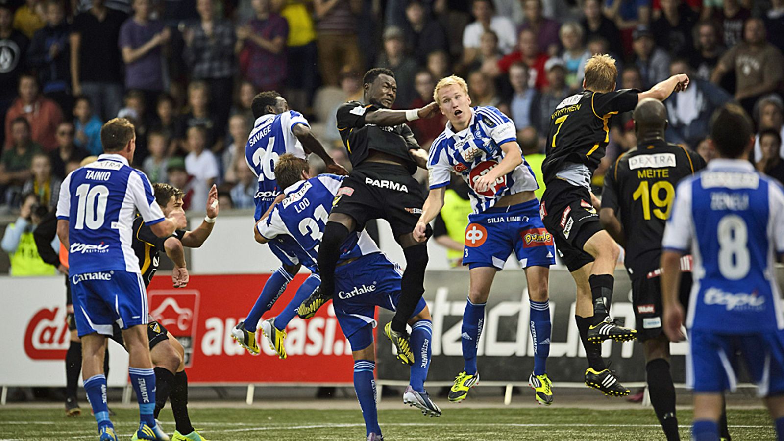 HJK:nja Hongan pelaajat kamppailevat pallosta.