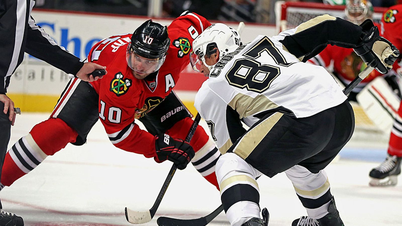 Chicagon Patrick Sharp ja Pittsburghin Sidney Crosby. Arkistokuva.