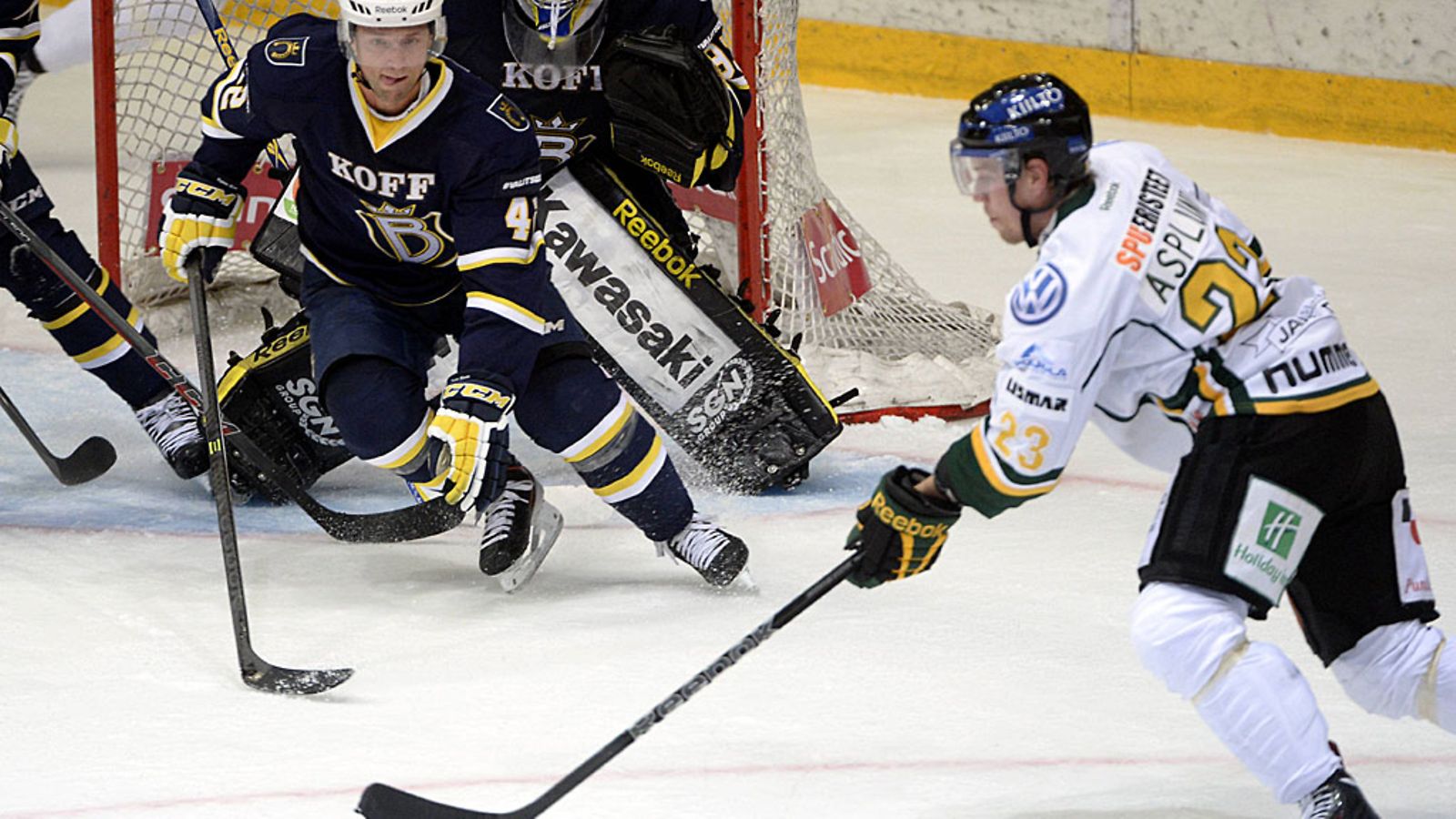 Turo Asplund tekee 1-0-voittomaalia.