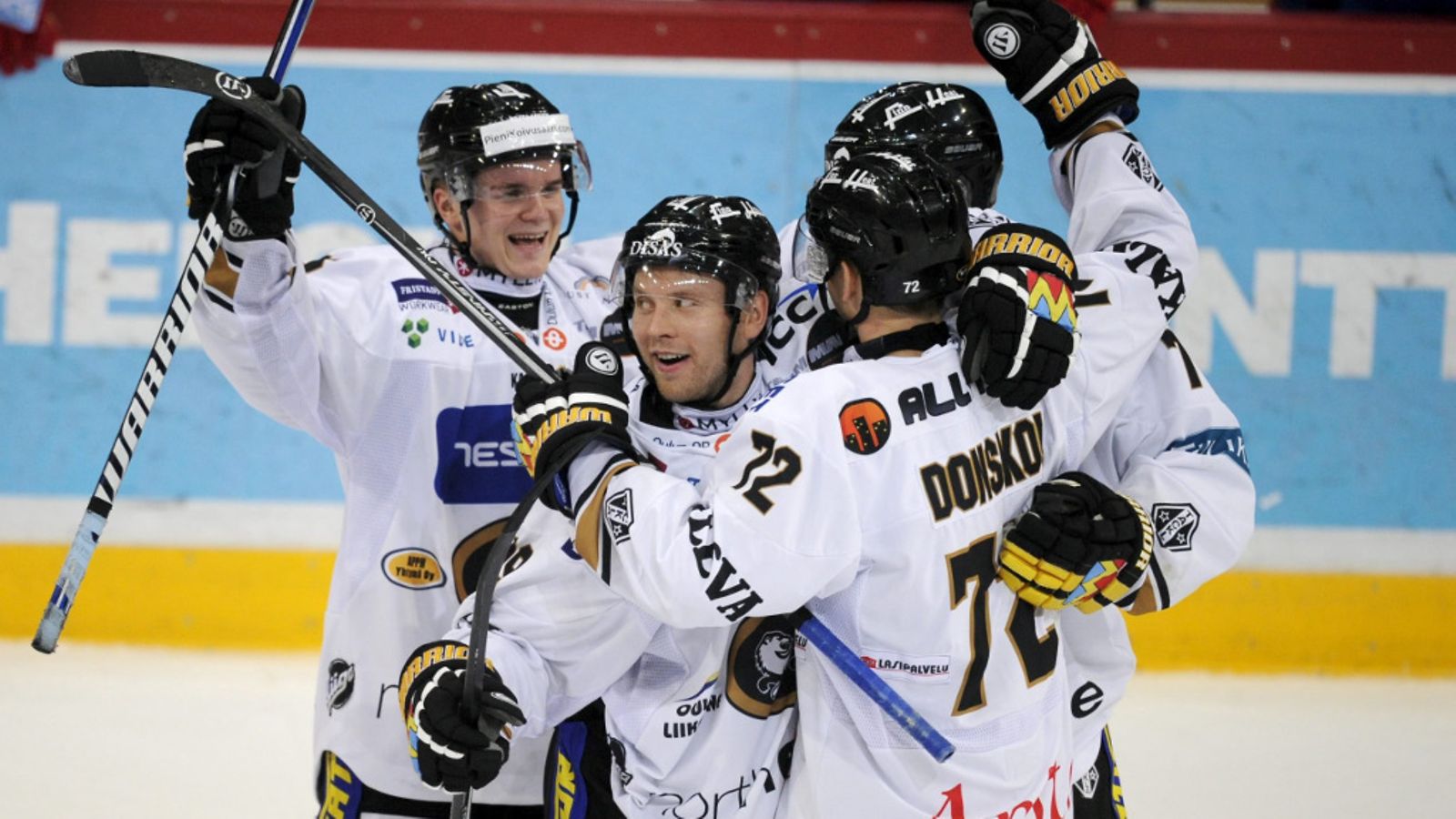 Kärpät juhlivat Joonas Donskoin (72) tekemää voittomaalia jääkiekon SM-liigan ottelussa Jokerit vs Kärpät Helsingissä 19. syyskuuta 2013.