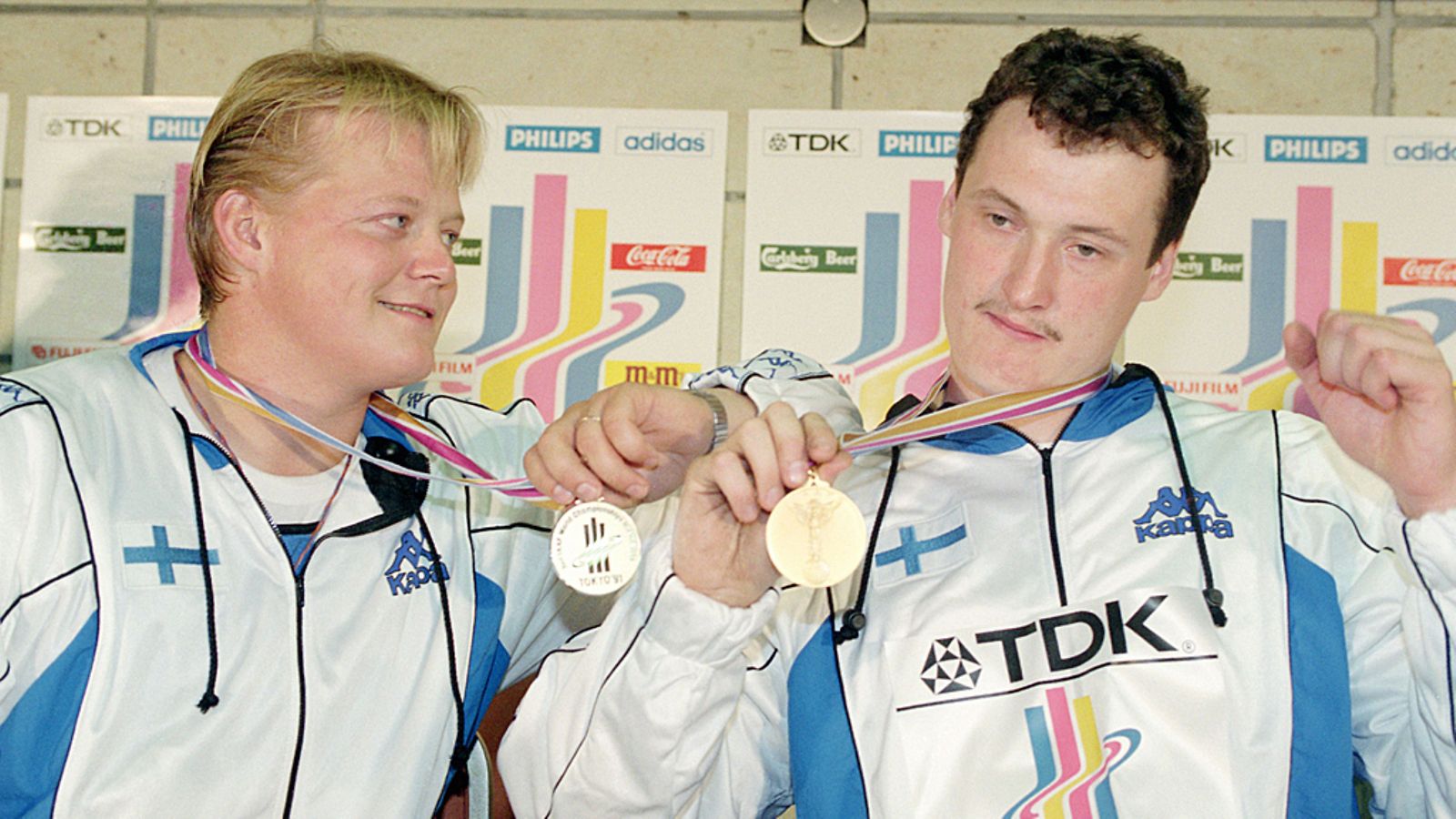 Seppo Räty ja Kimmo Kinnunen Tokion MM-mitalien kanssa 1991.