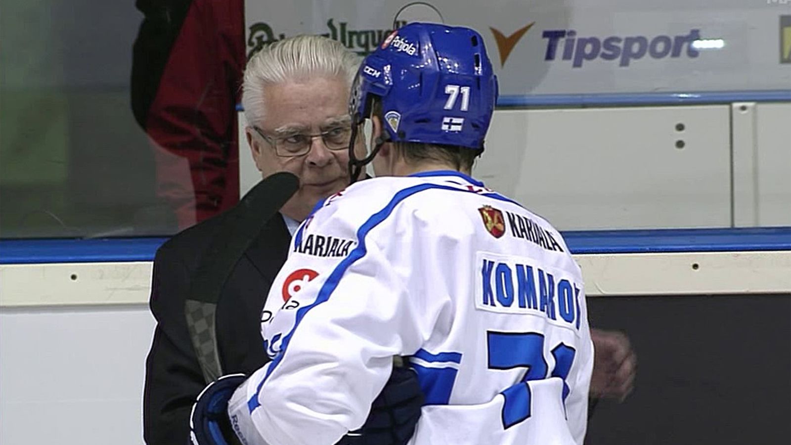 Suomen jääkiekkoliiton puheenjohtaja Kalervo Kummola ojensi kapteeni Leo Komaroville palkinnon turnausvoitosta.