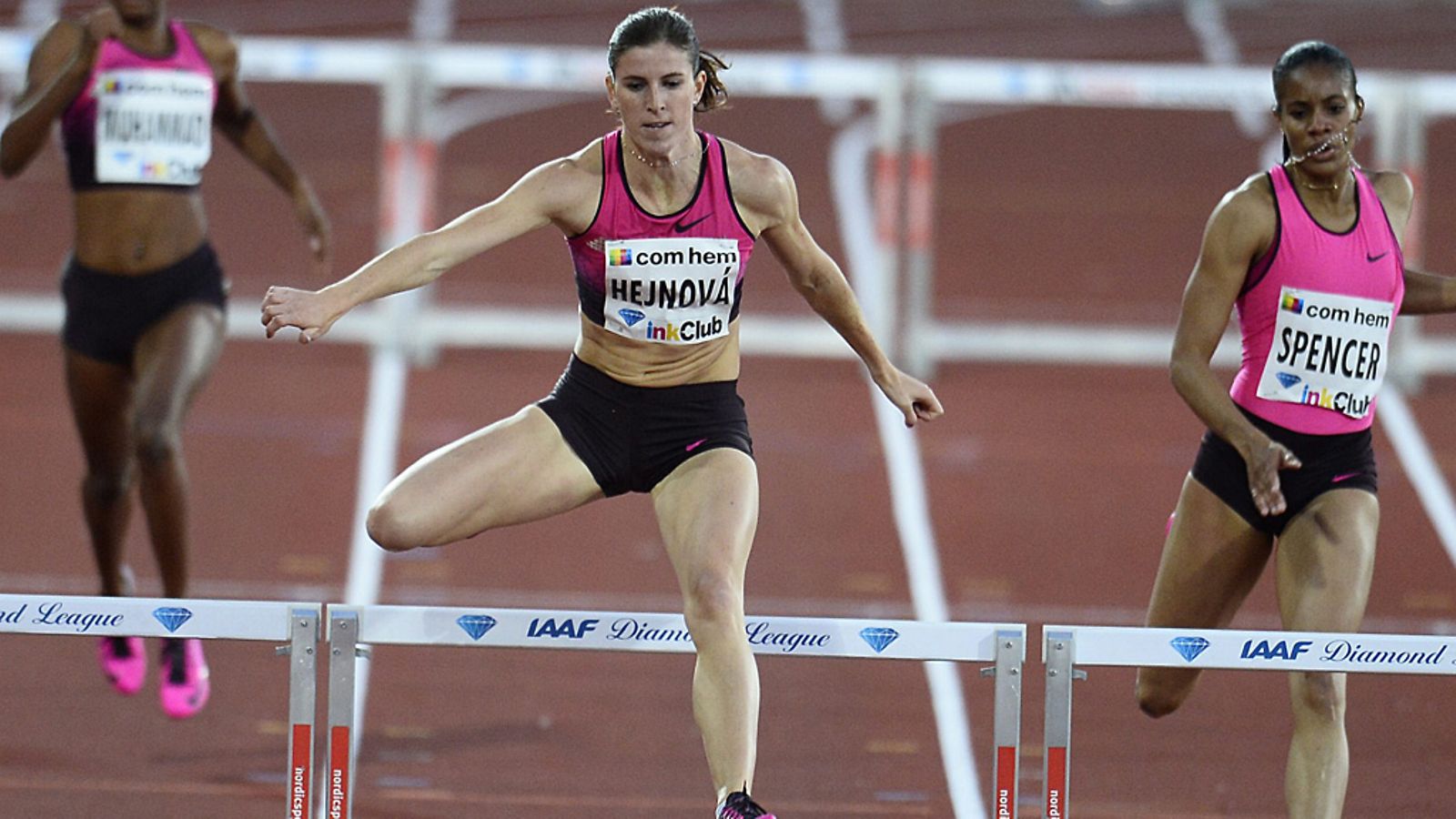 Maailmanmestari Zuzana Hejnova voitti naisten 400 metrin aitajuoksun.