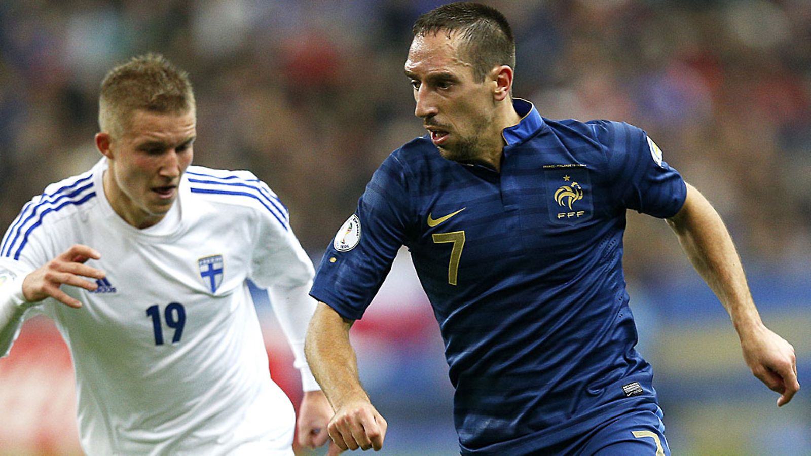 Franck Ribery haastaa Alexander Ringiä.