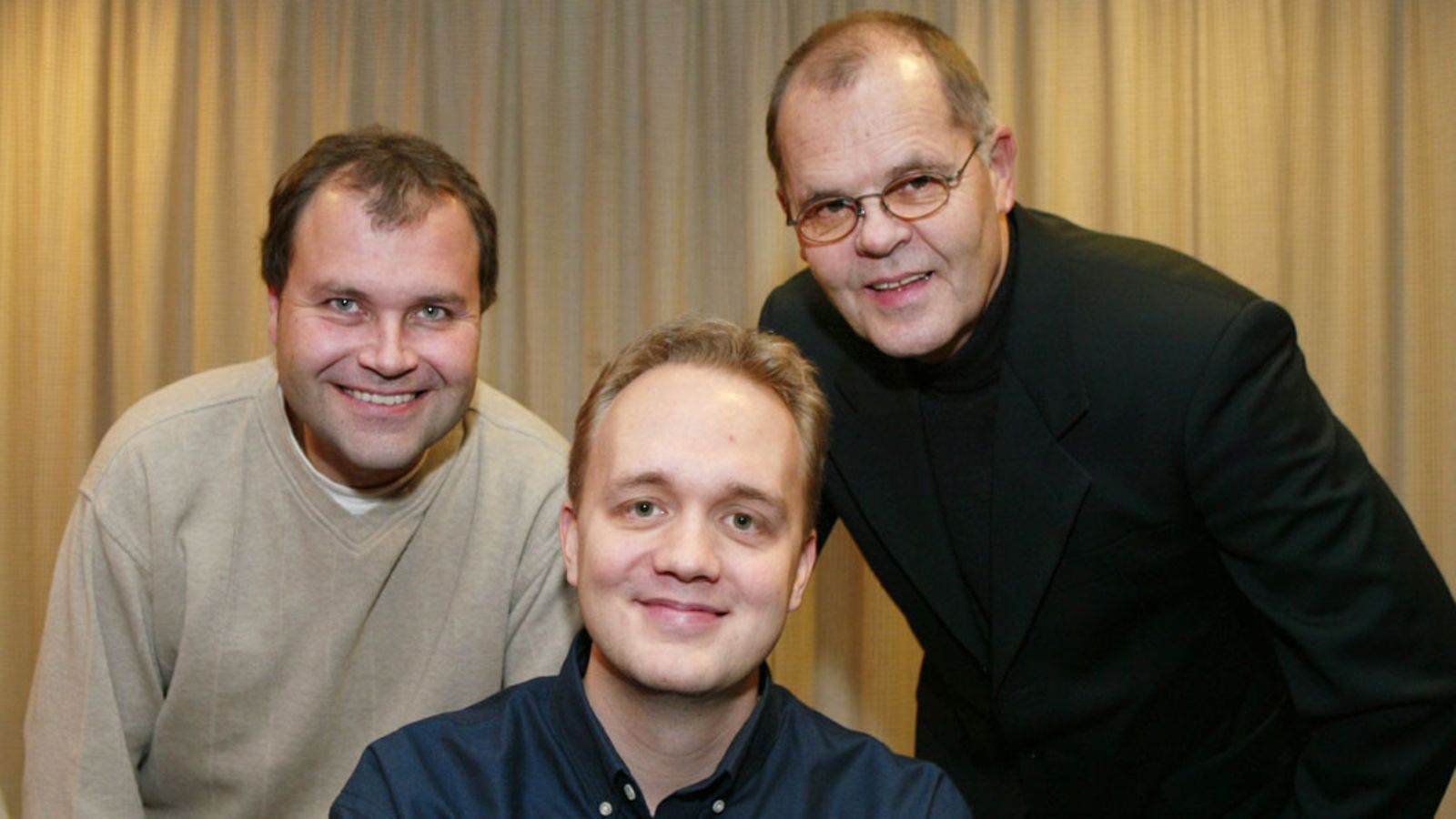 Timo Pulkkinen, Oskari Saari ja Erkki Mustakari poseeraavat vuonna 2004.