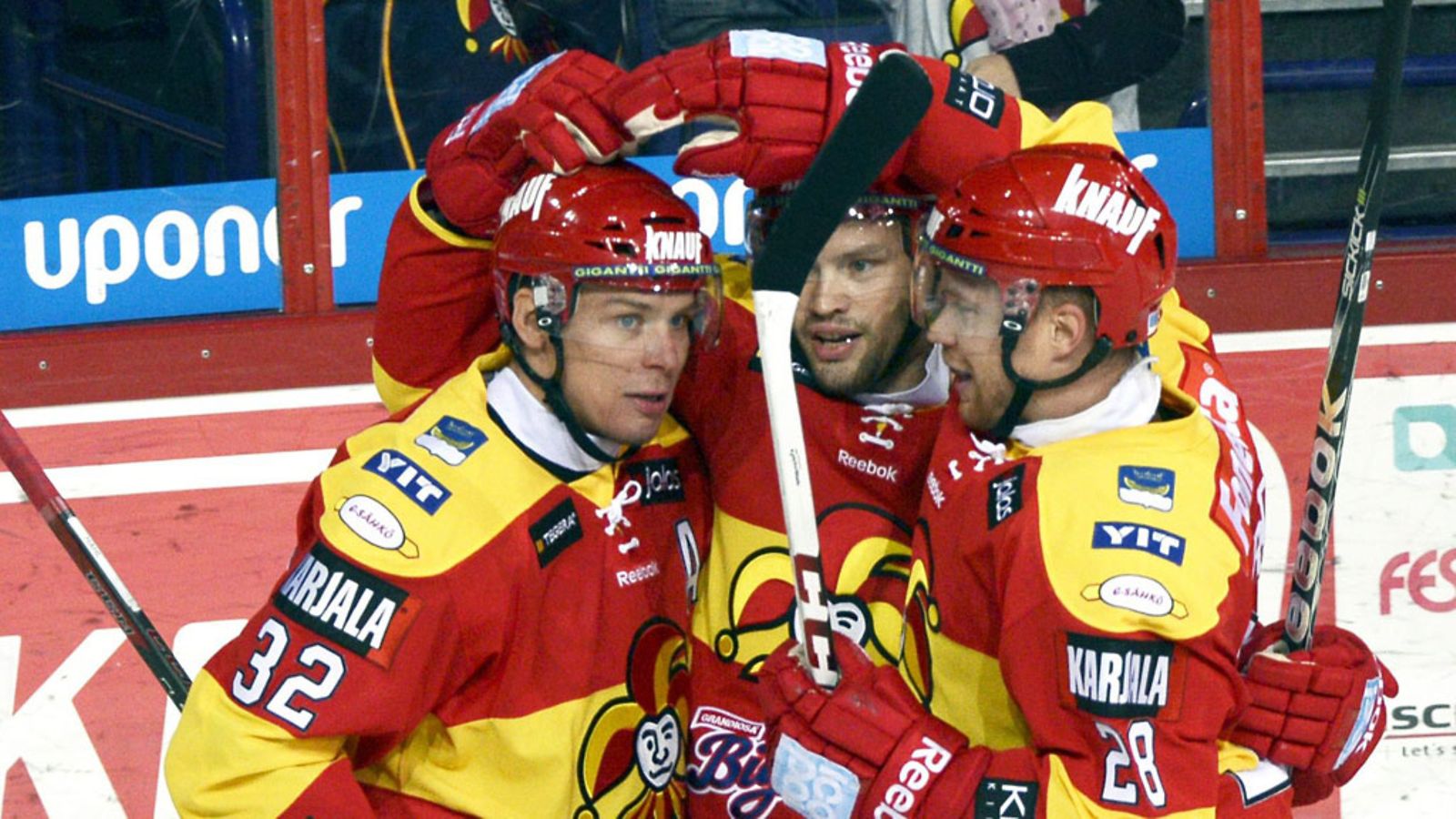 Jarkko Ruutu (kesk.) juhli 2-0-maalia Riku Hahlin (vas.) ja Jani Ridan kanssa.