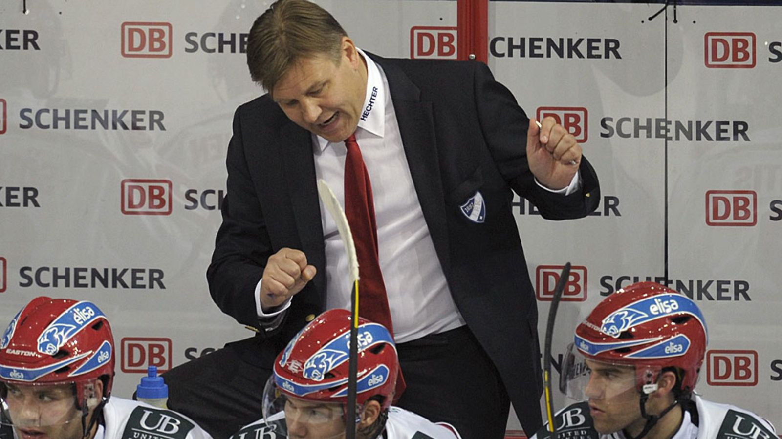 Raimo Summanen ohjeistaa joukkojaan.