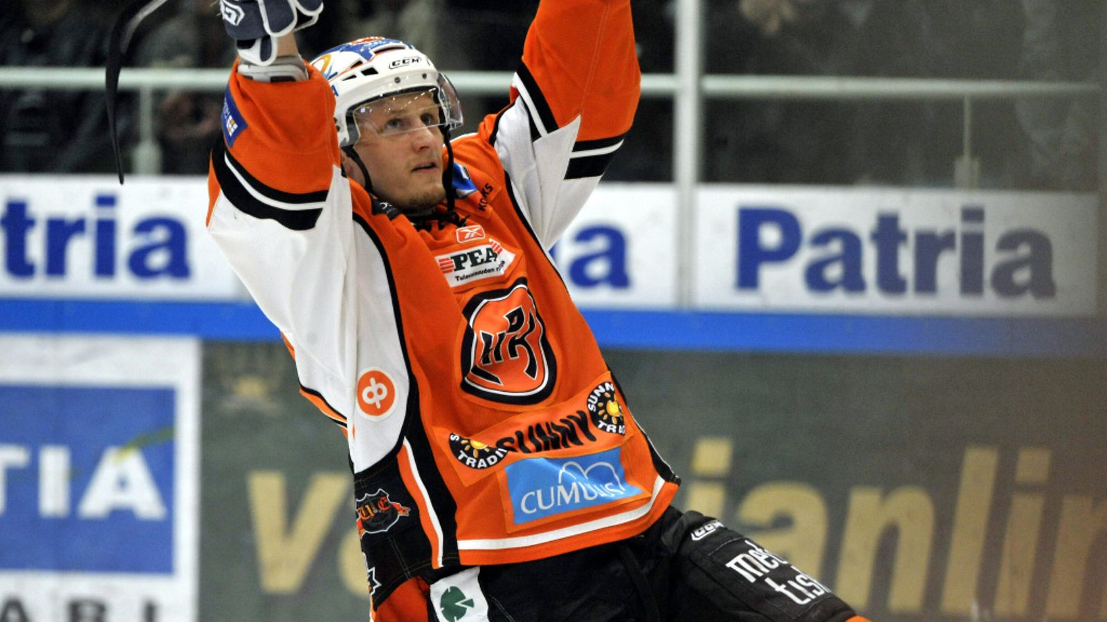 HPK:n Joonas Vihko juhlii 1-1-tasoitusmaaliaan toisessa erässä jääkiekon SM-liigan ensimmäisessä loppuottelussa HPK - TPS Hämeenlinnassa 22. huhtikuuta 2010.