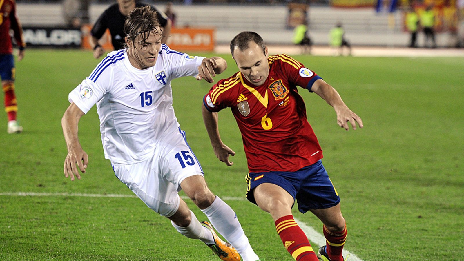 Markus Halsti vastaan Andres Iniesta.