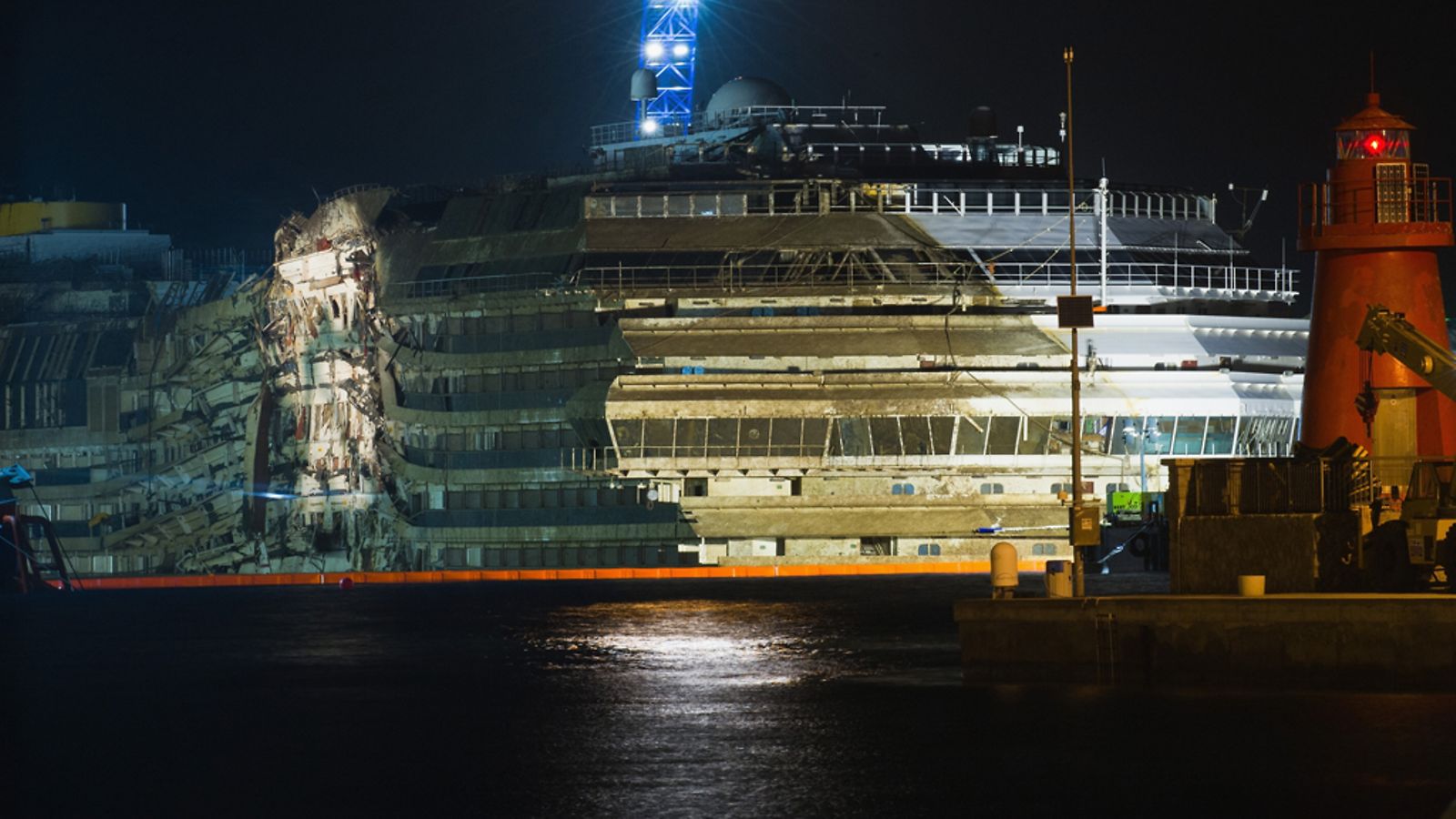 Costa Concordia -aluksen kärsimät pahat vauriot tulivat näkyviin onnistuneen nosto-operaation jälkeen.