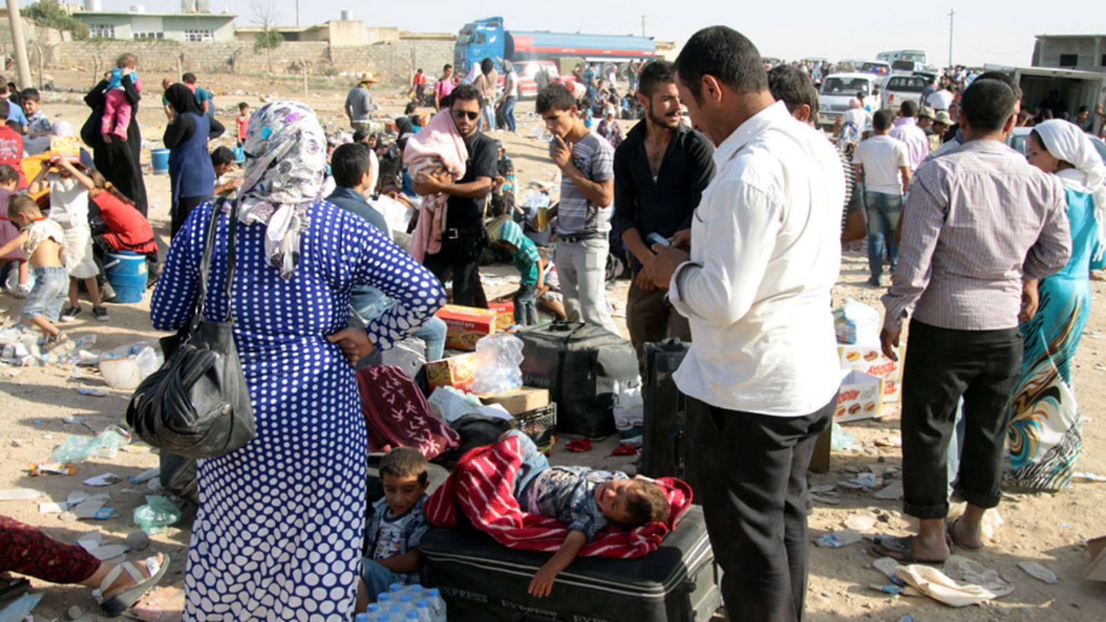 Syyrian pakolaisia Peshkhabourin raja-asemalla odottamassa