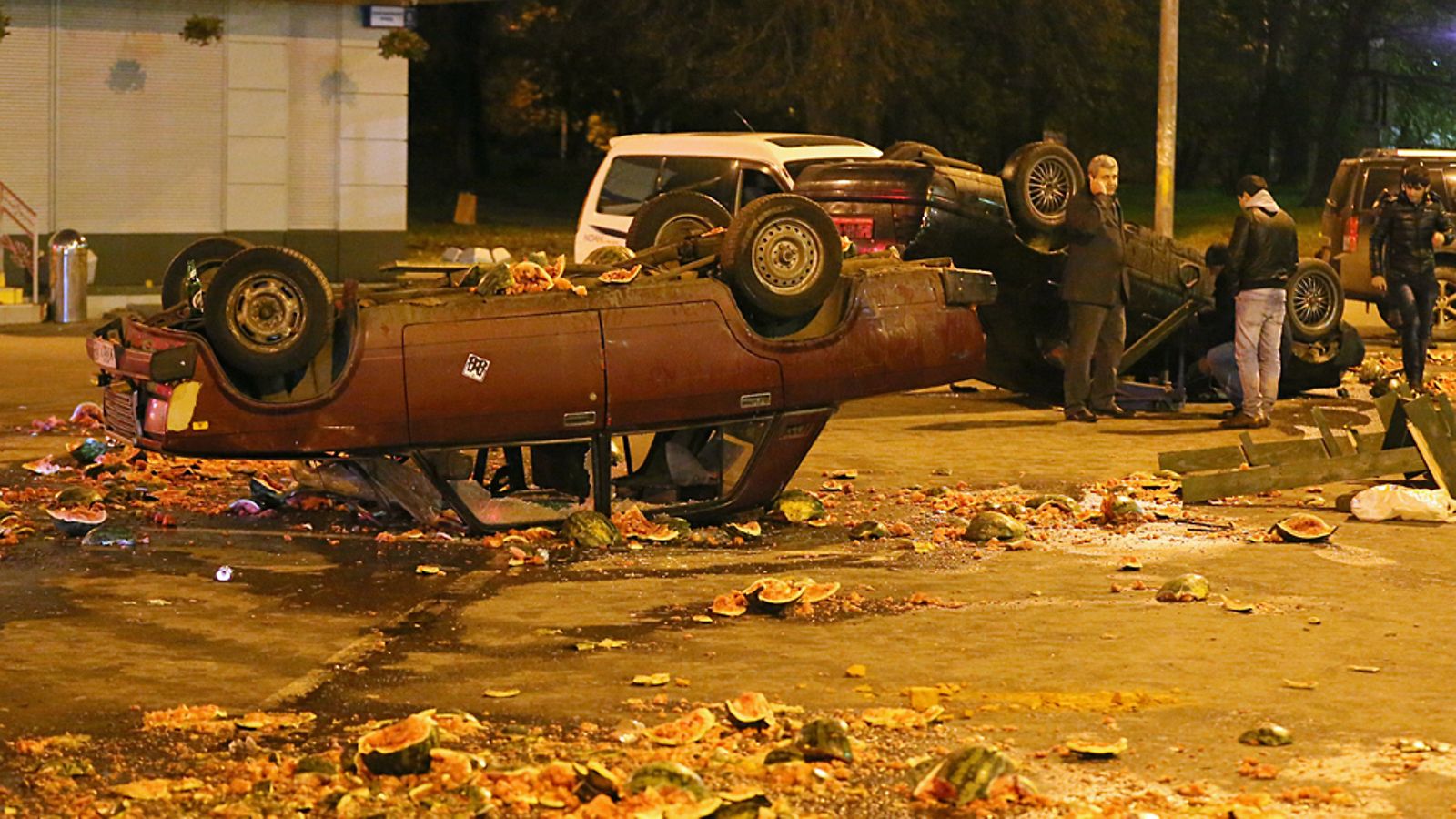 Mellakat Birjuljovon tuottajatorilla 13.10.2013 jättivät jälkeensä muun muassa kuvan tuhotun auton.