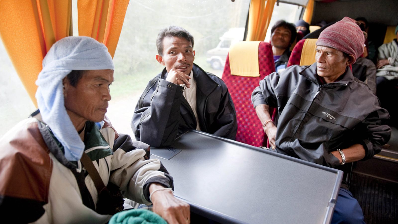 Thaimaalaisia marjanpoimijoita bussissa Äänekosken Suolahdessa keskiviikkona 11. syyskuuta 2013.