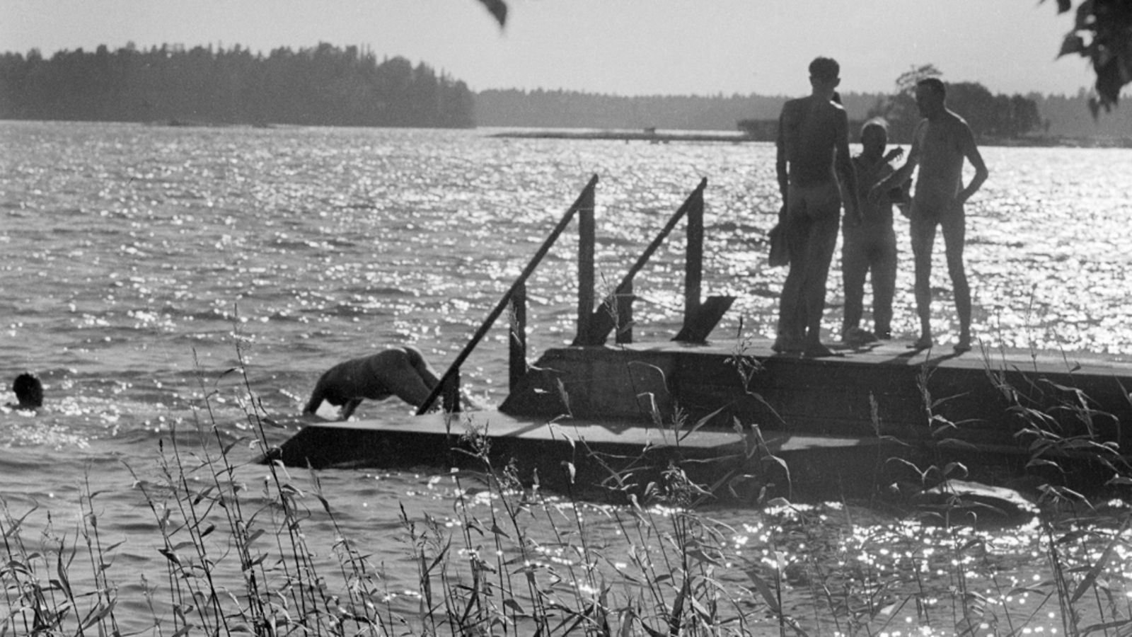 Kylpijöitä kansainvälisen saunakongressin aikana Suomessa 7. elokuuta 1958. Saunojat vilvoittelevat meressä.