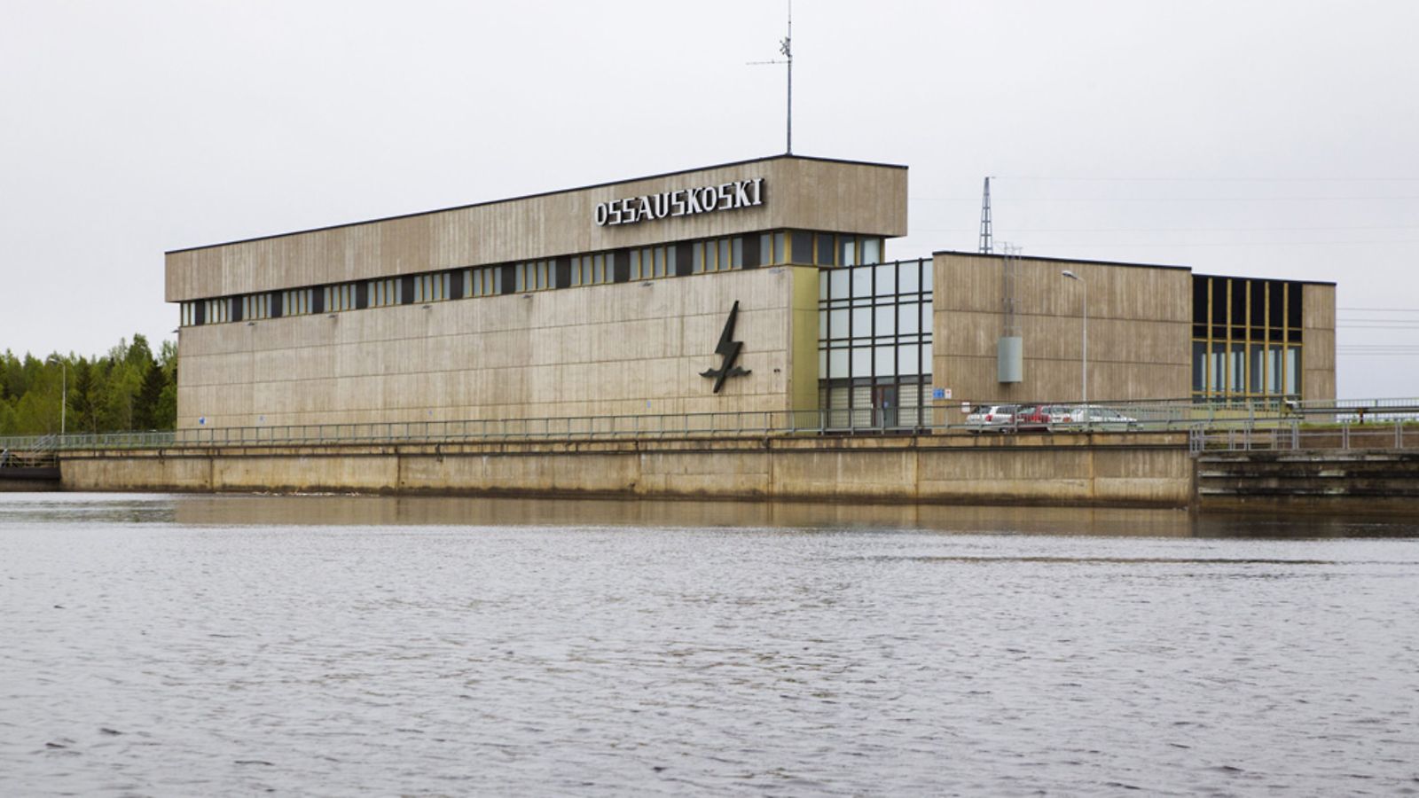 Kemijoki Oy:n omistama Ossauskosken vesivoimalaitos Kemijoessa Tervolassa 31. toukokuuta 2011.