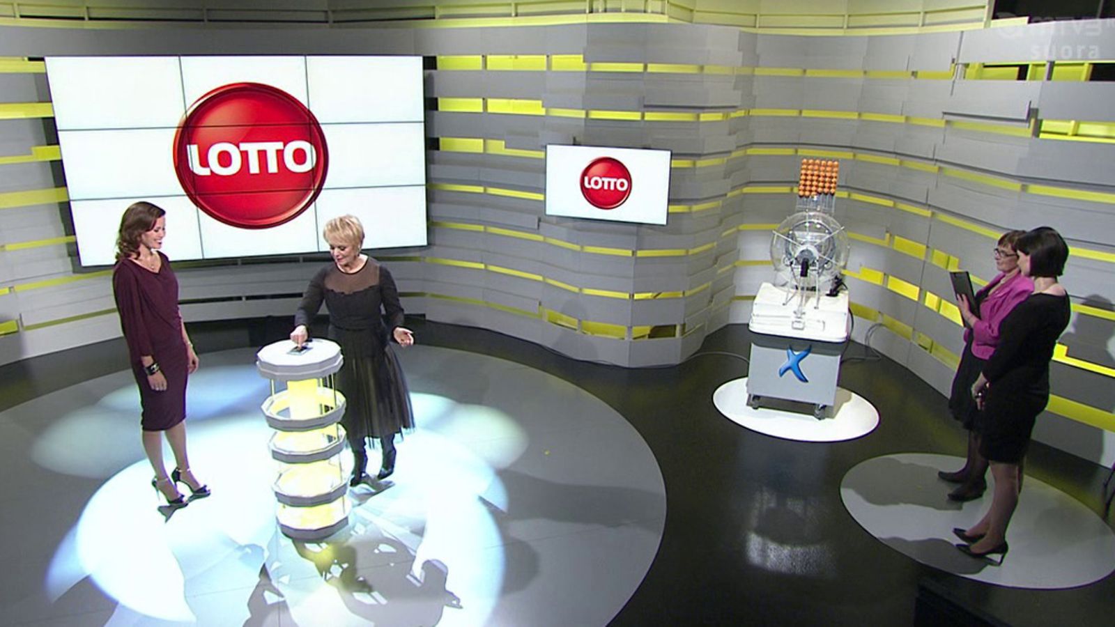 Ensimmäisen MTV3:lla suoritetun lottoarvonnan vieraana oli Katr Helena, joka käynnisti lottokoneen.
