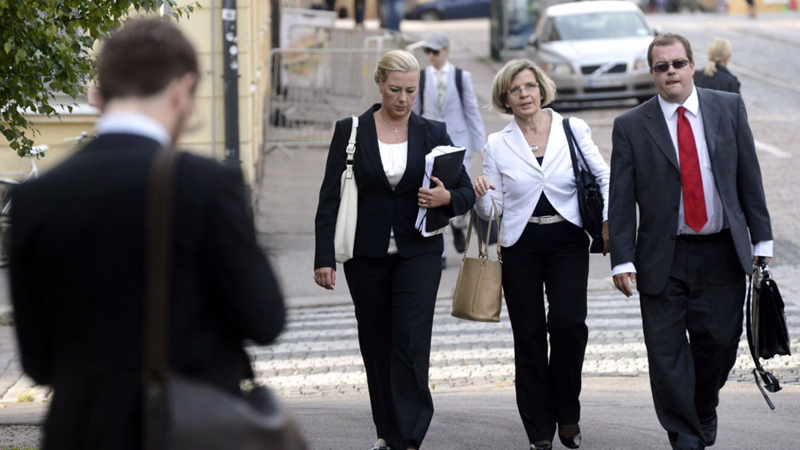 Valtiovarainministeri Jutta Urpilainen, valtiosihteeri Tuire Santamäki-Vuori ja erityisavustaja Ville Kopra (oik.) saapuvat Säätytalolle 29. elokuuta 2013.