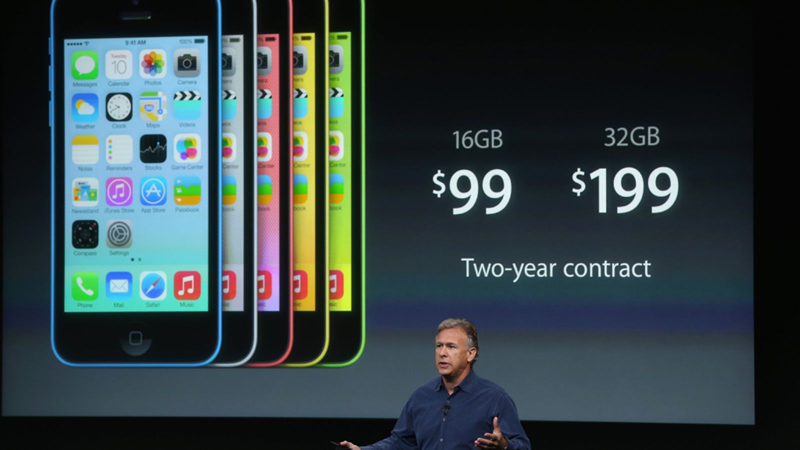 Applen Phil Schiller esitteli yhtiön halvempaa uutuuspuhelinta, iPhone 5C:tä.
