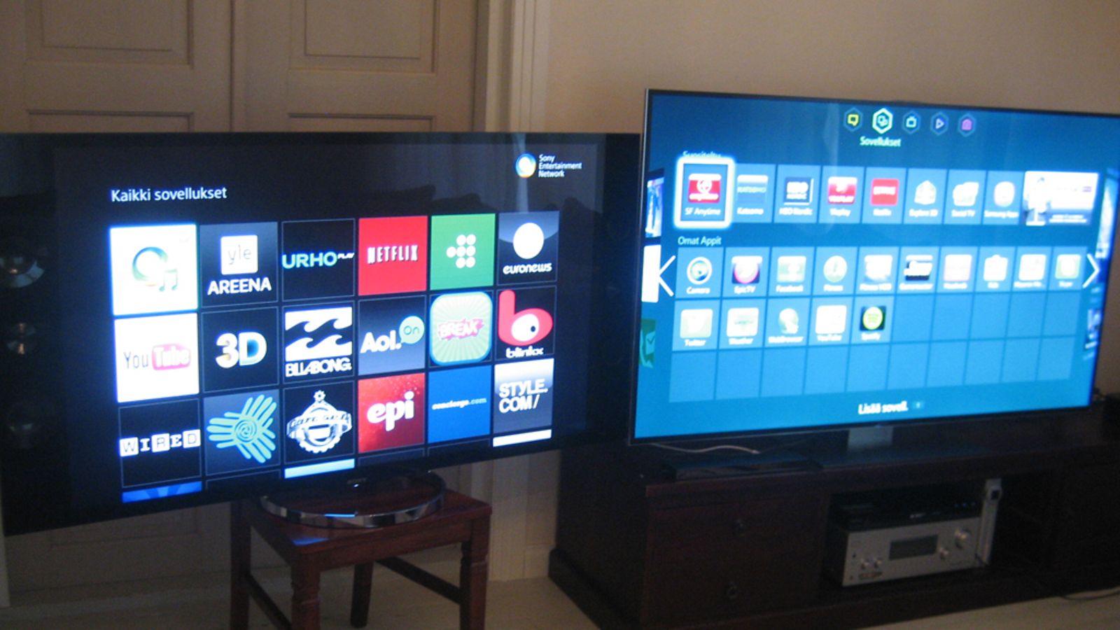 Sonyn 55-tuumainen KD-55X9005A -4K-televisio, sekä Samsungin 65-tuumainen F9005 4K-jättitelevisio