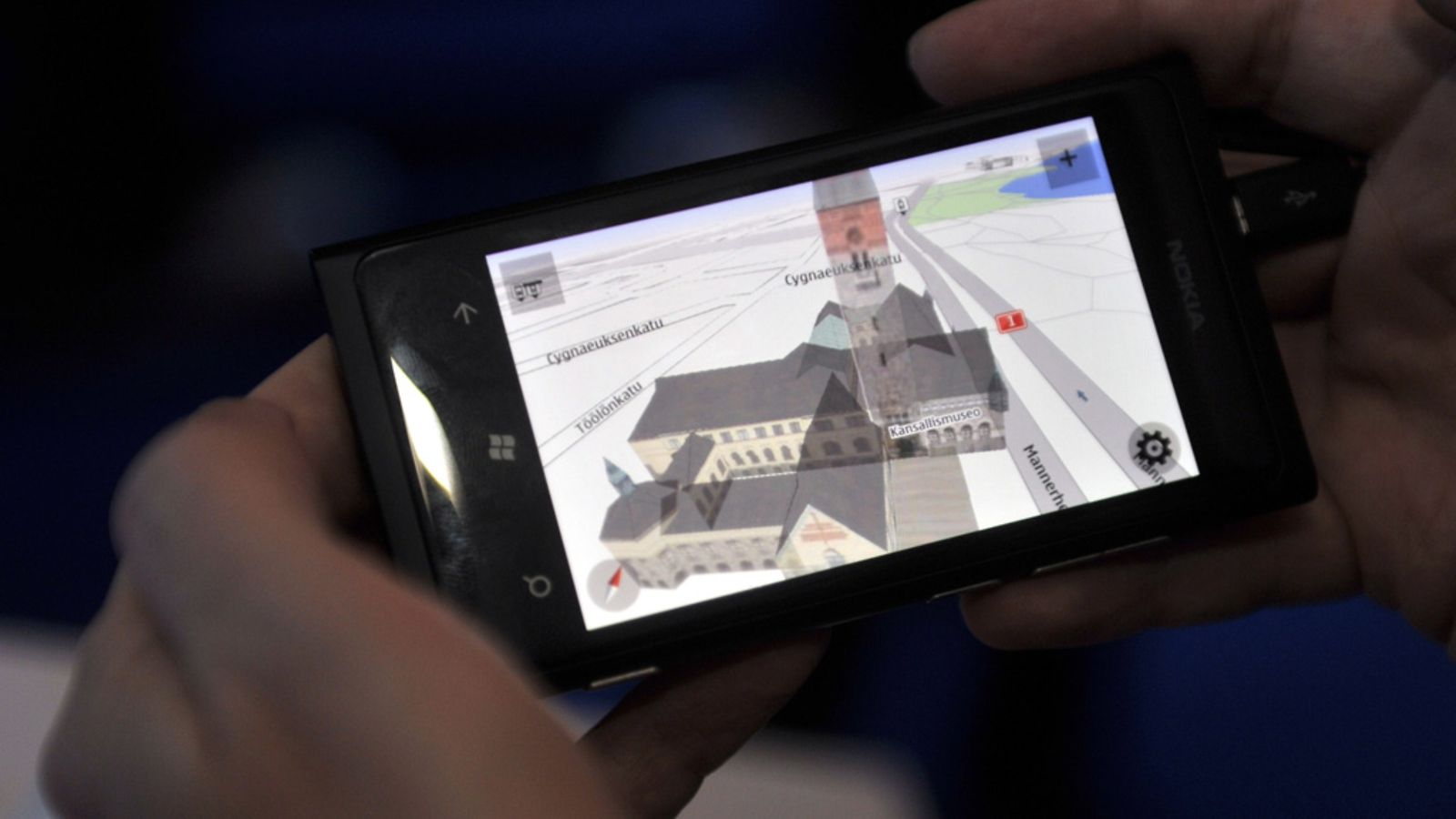 Nokia keskittyy matkapuhelinliiketoimintansa myytyään verkkopalvelujen ja karttapalveluiden kehittämiseen.