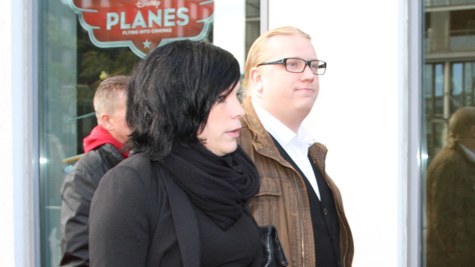 Arttu Wiskari puolisonsa Pauliina Hyökin kanssa Sel8nne-dokumentin kutsuvierasnäytöksessä.