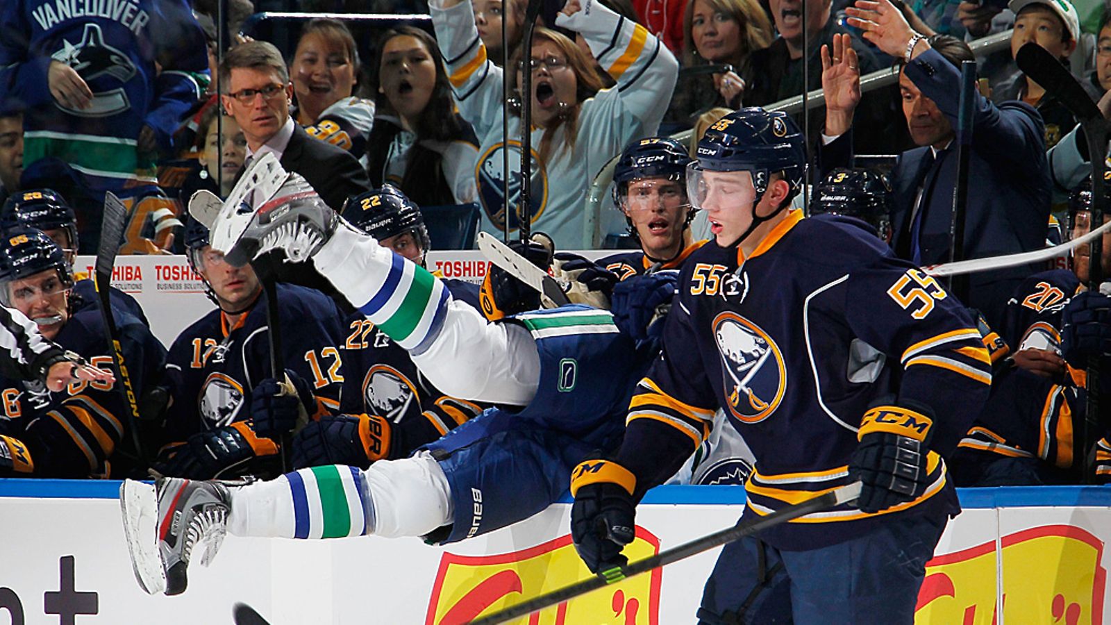Rasmus Ristolainen taklasi Tom Sestiton vaihtoaitioon. Apuvalmentaja Teppo Numminen näyttää säikähtäneen tilannetta.