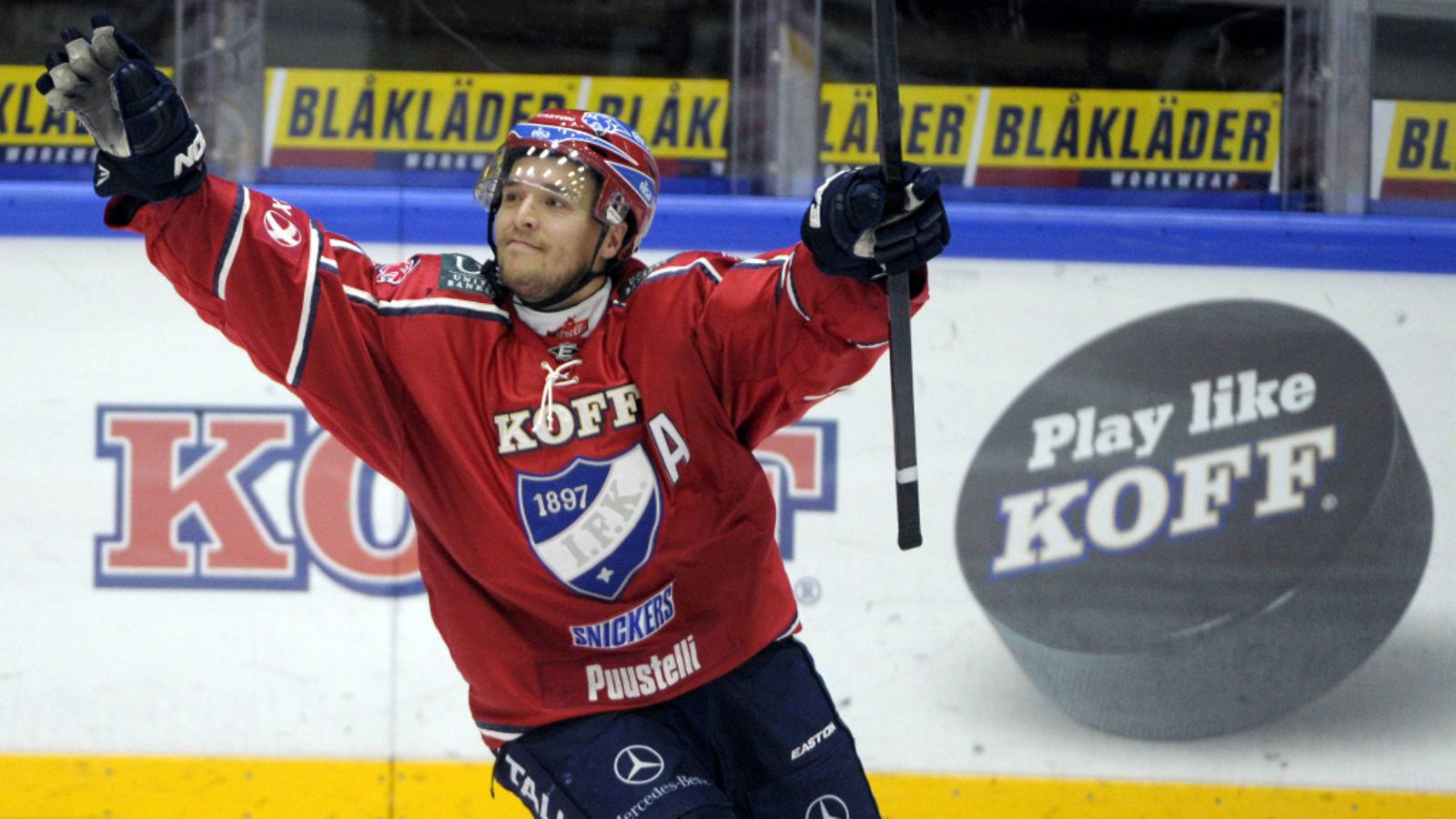 HIFK:n Matti Kuparinen juhlii voittomaalikilpailussa tekemäänsä voittomaalia jääkiekon Liigan ottelussa HIFK - Lukko Helsingissä 5. lokakuuta 2013.