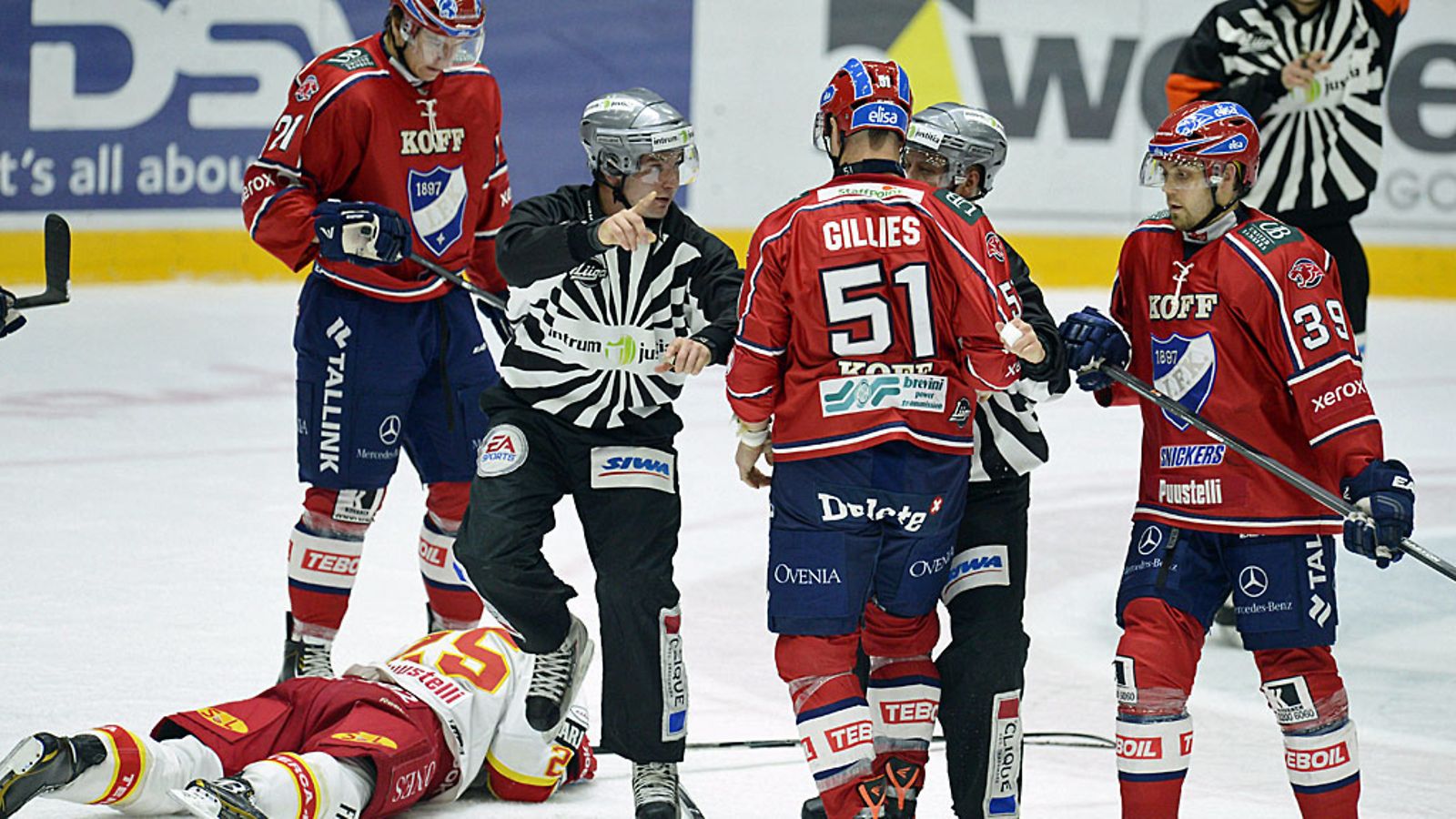 Jarkko Ruutu jäi jäähän makaamaan Trevor Gilliesin lyönnin jälkeen