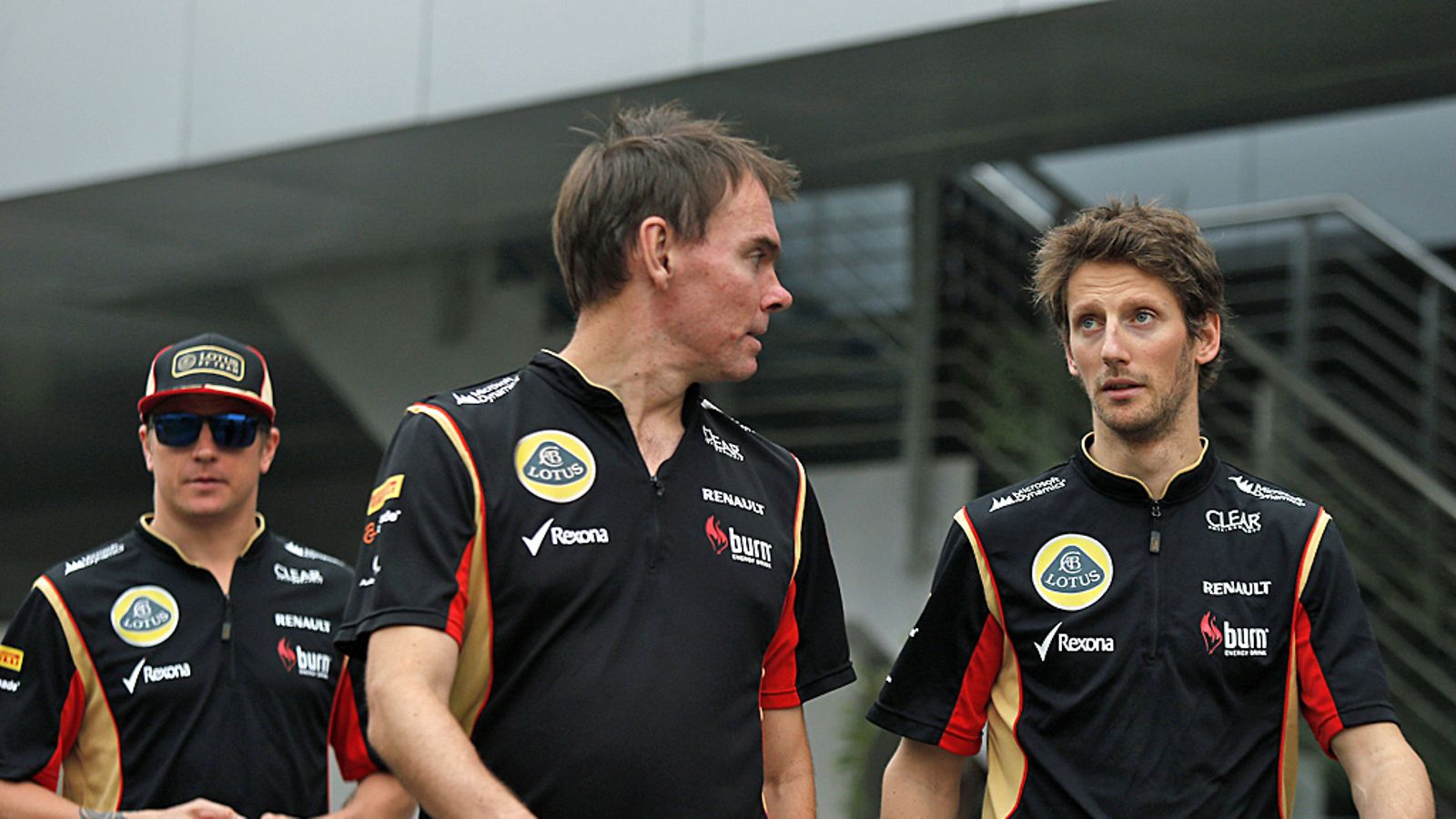 Kimi Räikkönen (vas,), Alan Permane ja Romain Grosjean Intiassa