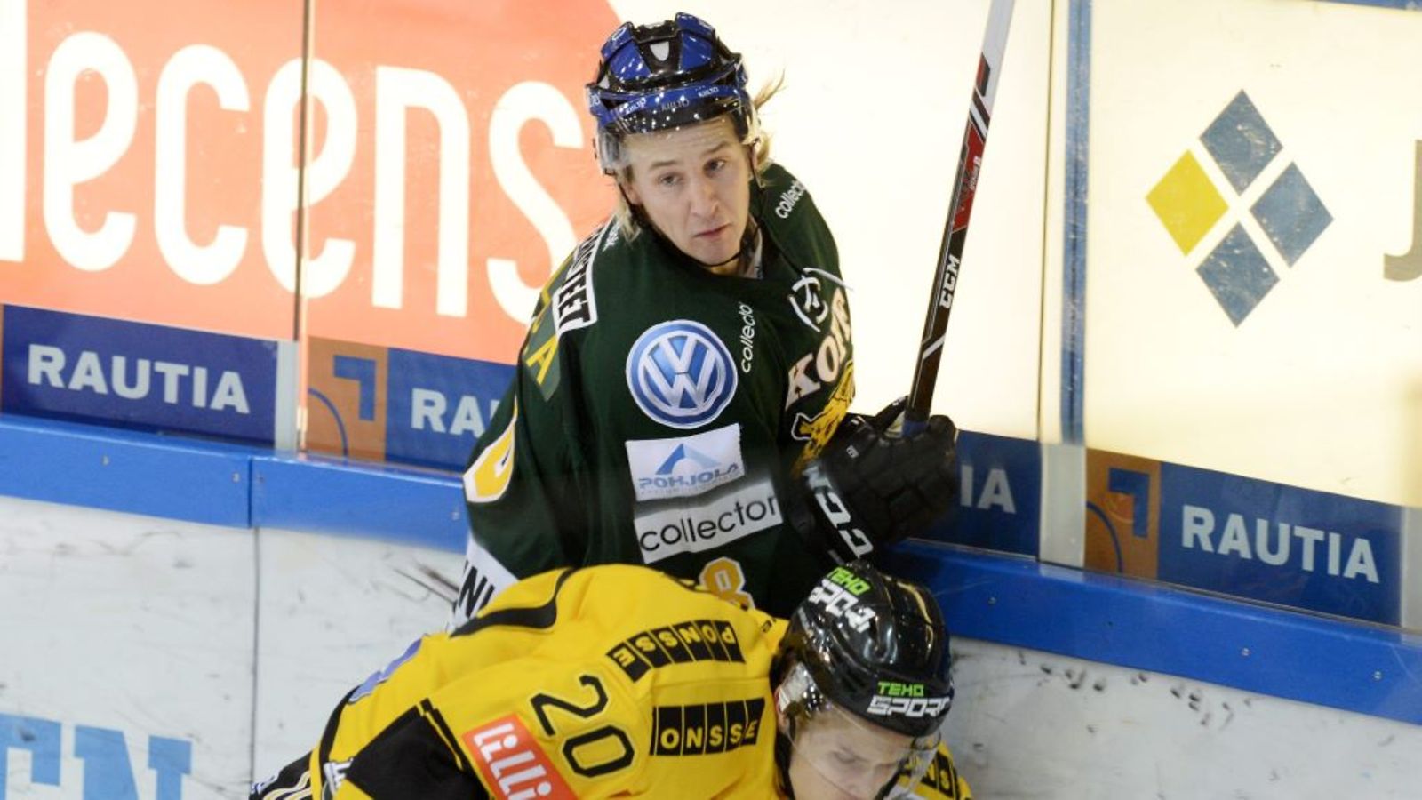 Ilveksen Niko Peltola ja KalPan Heikki Liedes taistelussa.